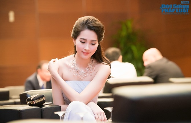 Hoa hậu Đặng Thu Thảo đẹp rạng ngời trong sự kiện